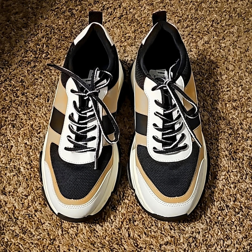 Steve Madden Womens NEW sz 11 sneakers. NWTS. These are AMAZING!!!